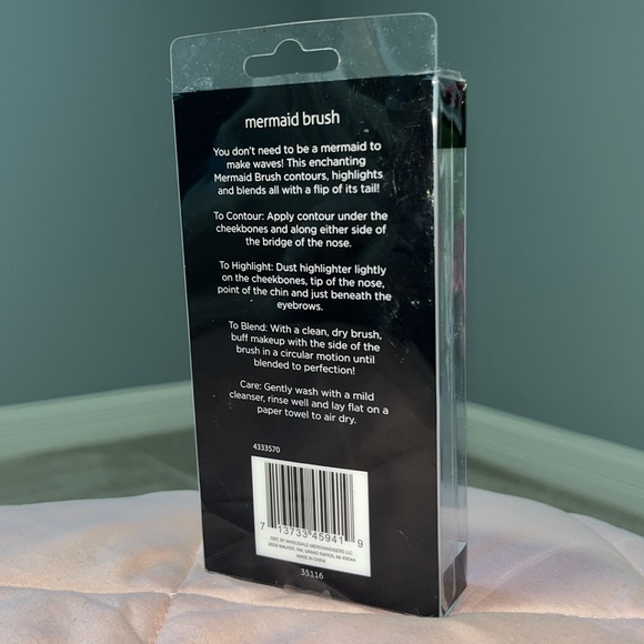 Studio M Pro Fish Tail Foundation Brush - Picture 2 of 5